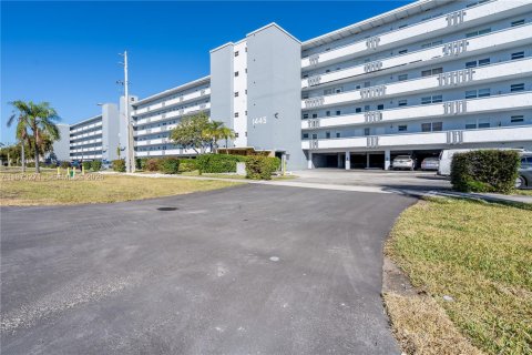 Condo in Hallandale Beach, Florida, 2 bedrooms № 2038764