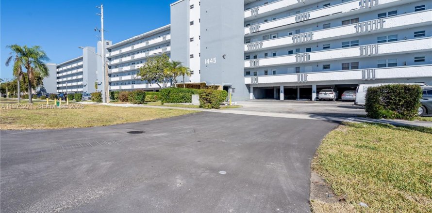 Condo in Hallandale Beach, Florida, 2 bedrooms № 2038764