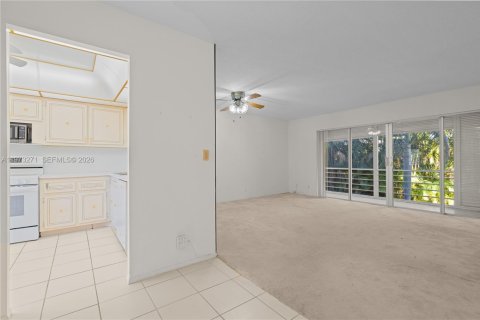 Condo in Hallandale Beach, Florida, 2 bedrooms № 2038764 - photo 7