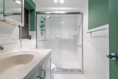 Condo in Hallandale Beach, Florida, 2 bedrooms № 2038764 - photo 23