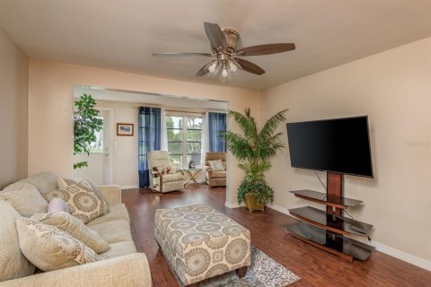 Condo in New Port Richey, Florida, 2 bedrooms  № 1894882 - photo 7