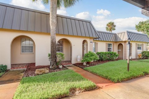 Condo in New Port Richey, Florida, 2 bedrooms  № 1894882 - photo 1