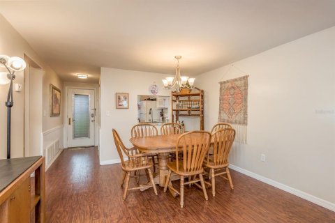 Condo in New Port Richey, Florida, 2 bedrooms  № 1894882 - photo 9