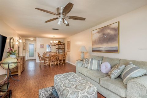 Condo in New Port Richey, Florida, 2 bedrooms  № 1894882 - photo 8