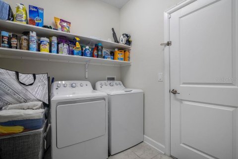 House in Davenport, Florida 4 bedrooms, 238.85 sq.m. № 1770179 - photo 24