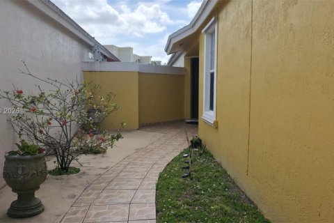 Casa en venta en Miami, Florida, 3 dormitorios, 130.25 m2 № 2067690 - foto 3