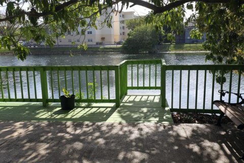 Casa en venta en Miami, Florida, 3 dormitorios, 130.25 m2 № 2067690 - foto 5