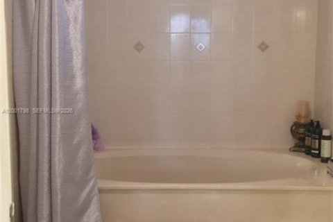 Casa en venta en Miami, Florida, 3 dormitorios, 130.25 m2 № 2067690 - foto 18