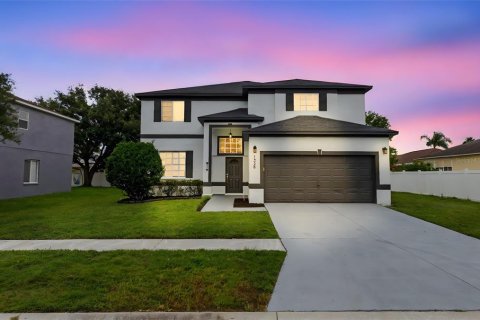 Casa en venta en Brandon, Florida, 6 dormitorios, 294.87 m2 № 1903705 - foto 3