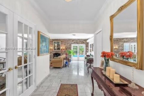 House in Coral Gables, Florida 5 bedrooms, 251.58 sq.m. № 1763085 - photo 10