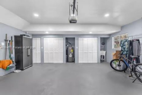 House in Coral Gables, Florida 5 bedrooms, 251.58 sq.m. № 1763085 - photo 8