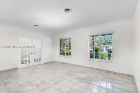 House in Coral Gables, Florida 5 bedrooms, 251.58 sq.m. № 1763085 - photo 15