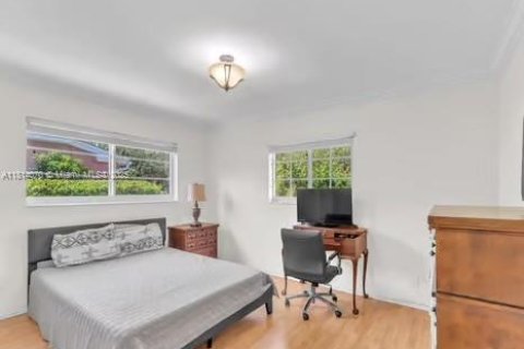 House in Coral Gables, Florida 5 bedrooms, 251.58 sq.m. № 1763085 - photo 22