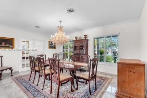 House in Coral Gables, Florida 5 bedrooms, 251.58 sq.m. № 1763085 - photo 14