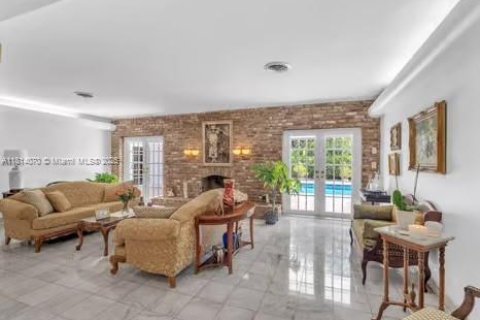 House in Coral Gables, Florida 5 bedrooms, 251.58 sq.m. № 1763085 - photo 11