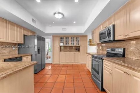 House in Coral Gables, Florida 5 bedrooms, 251.58 sq.m. № 1763085 - photo 16