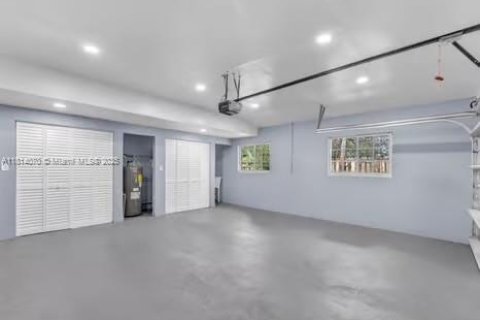 House in Coral Gables, Florida 5 bedrooms, 251.58 sq.m. № 1763085 - photo 7