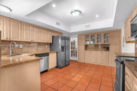 House in Coral Gables, Florida 5 bedrooms, 251.58 sq.m. № 1763085 - photo 18