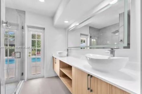 House in Coral Gables, Florida 5 bedrooms, 251.58 sq.m. № 1763085 - photo 20