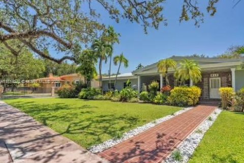 House in Coral Gables, Florida 5 bedrooms, 251.58 sq.m. № 1763085 - photo 3
