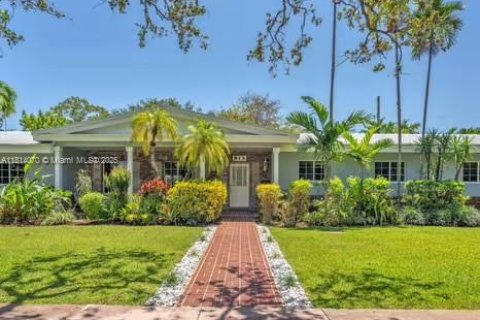 House in Coral Gables, Florida 5 bedrooms, 251.58 sq.m. № 1763085 - photo 2