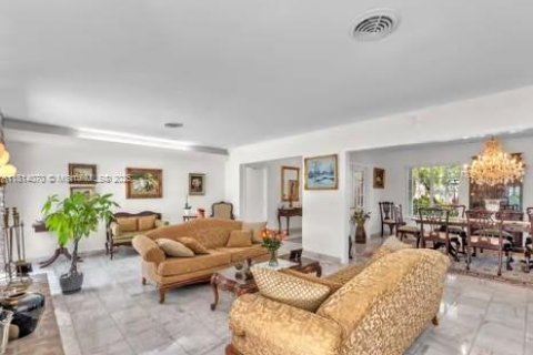 House in Coral Gables, Florida 5 bedrooms, 251.58 sq.m. № 1763085 - photo 13