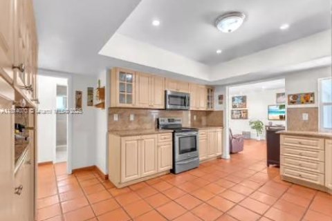 House in Coral Gables, Florida 5 bedrooms, 251.58 sq.m. № 1763085 - photo 17
