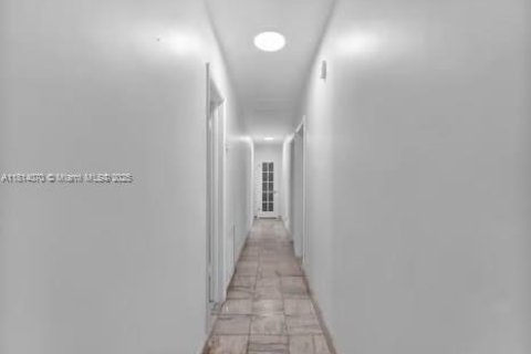 House in Coral Gables, Florida 5 bedrooms, 251.58 sq.m. № 1763085 - photo 19