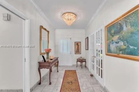 House in Coral Gables, Florida 5 bedrooms, 251.58 sq.m. № 1763085 - photo 9