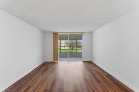 Condo in Tamarac, Florida, 1 bedroom  № 2154542 - photo 11