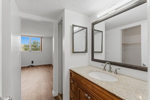 Condo in Tamarac, Florida, 1 bedroom  № 2154542 - photo 16