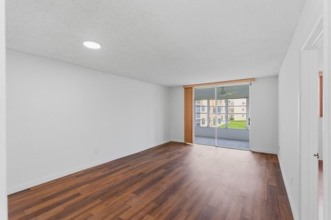 Condo in Tamarac, Florida, 1 bedroom  № 2154542 - photo 17