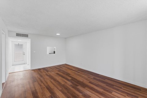 Condo in Tamarac, Florida, 1 bedroom  № 2154542 - photo 5