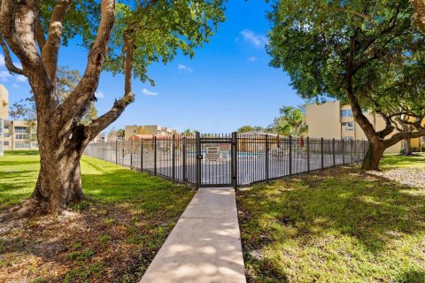 Condo in Tamarac, Florida, 1 bedroom  № 2154542 - photo 25