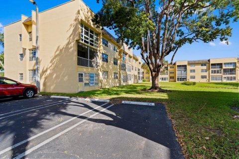 Condo in Tamarac, Florida, 1 bedroom  № 2154542 - photo 27