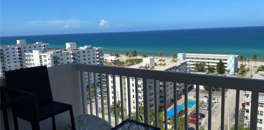 Condominio en Hollywood, Florida, 2 dormitorios № 1982924