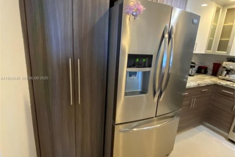 Condominio en alquiler en Hollywood, Florida, 2 dormitorios, 116.5 m2 № 1982924 - foto 13