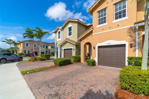 Снять в аренду таунхаус в Хомстед, Флорида 3 спальни, 160.81м2, № 1951013 - фото 2