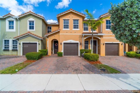 Снять в аренду таунхаус в Хомстед, Флорида 3 спальни, 160.81м2, № 1951013 - фото 1