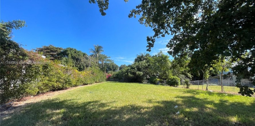 Land in Miami, Florida № 1863120
