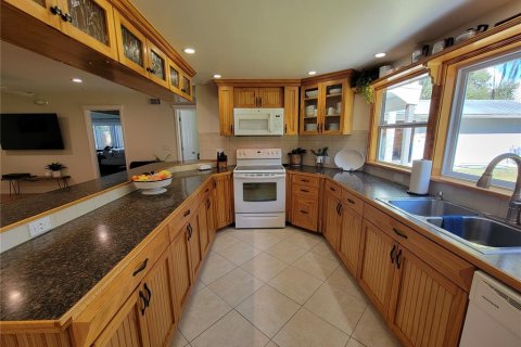 House in Inglis, Florida 4 bedrooms, 200.11 sq.m. № 1767071 - photo 13