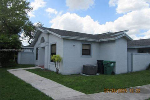 Adosado en venta en Miami, Florida, 2 dormitorios, 78.04 m2 № 1857037 - foto 1