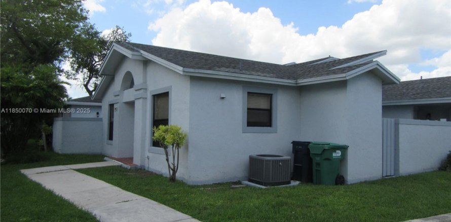 Adosado en Miami, Florida 2 dormitorios, 78.04 m2 № 1857037