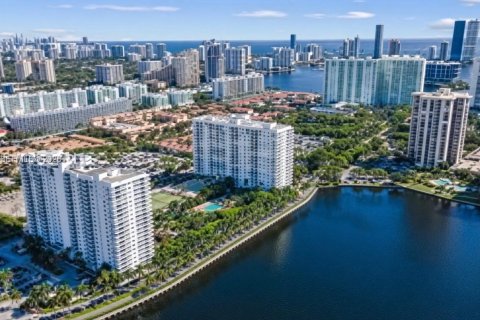 Condo in Aventura, Florida, 1 bedroom № 2087188 - photo 13