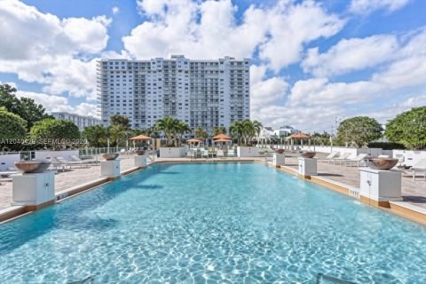 Condo in Aventura, Florida, 1 bedroom № 2087188 - photo 2