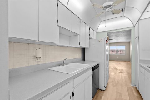 Condo in Saint Petersburg, Florida, 2 bedrooms  № 2101918 - photo 27