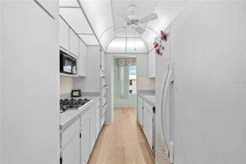 Condo in Saint Petersburg, Florida, 2 bedrooms  № 2101918 - photo 23