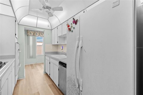 Condo in Saint Petersburg, Florida, 2 bedrooms  № 2101918 - photo 24