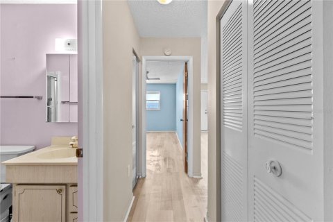 Condo in Saint Petersburg, Florida, 2 bedrooms  № 2101918 - photo 17