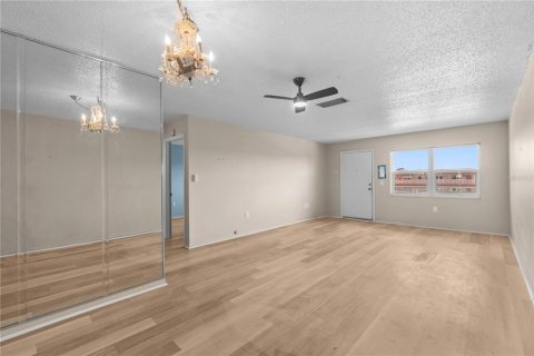 Condo in Saint Petersburg, Florida, 2 bedrooms  № 2101918 - photo 5
